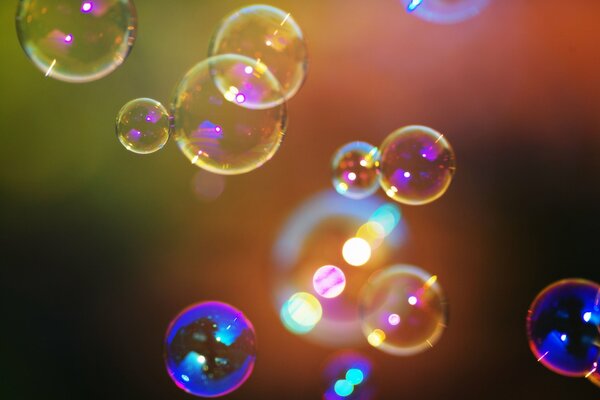 Photo de bulles de savon brillantes avec des reflets