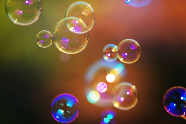 Foto di bolle di sapone luminose con riflessi