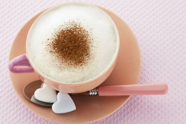 Tasse de cappuccino pour les amoureux