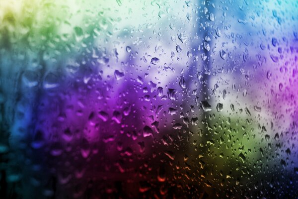 Regentropfen auf farbigem Glas