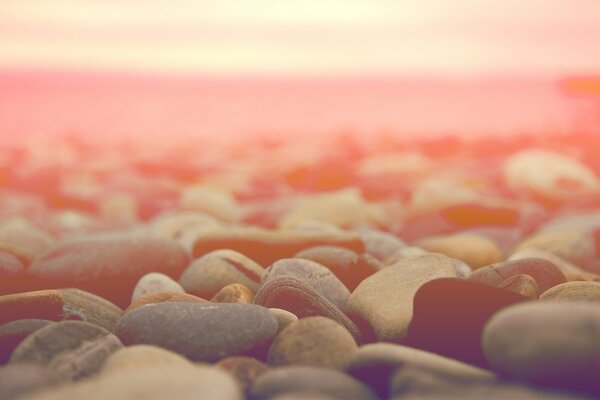 Piedras en el horizonte de fondo claro