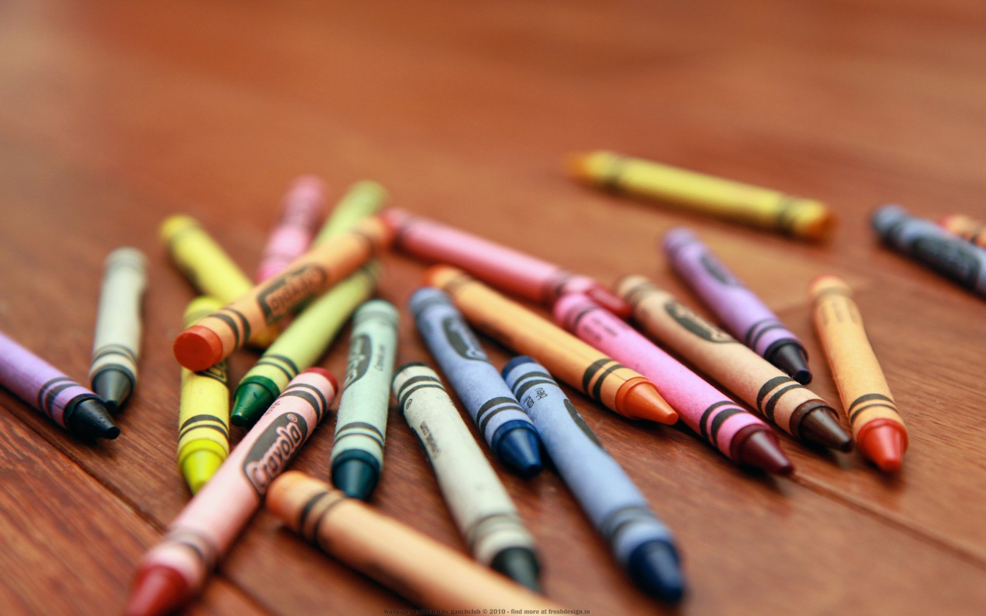 crayons table multicolore