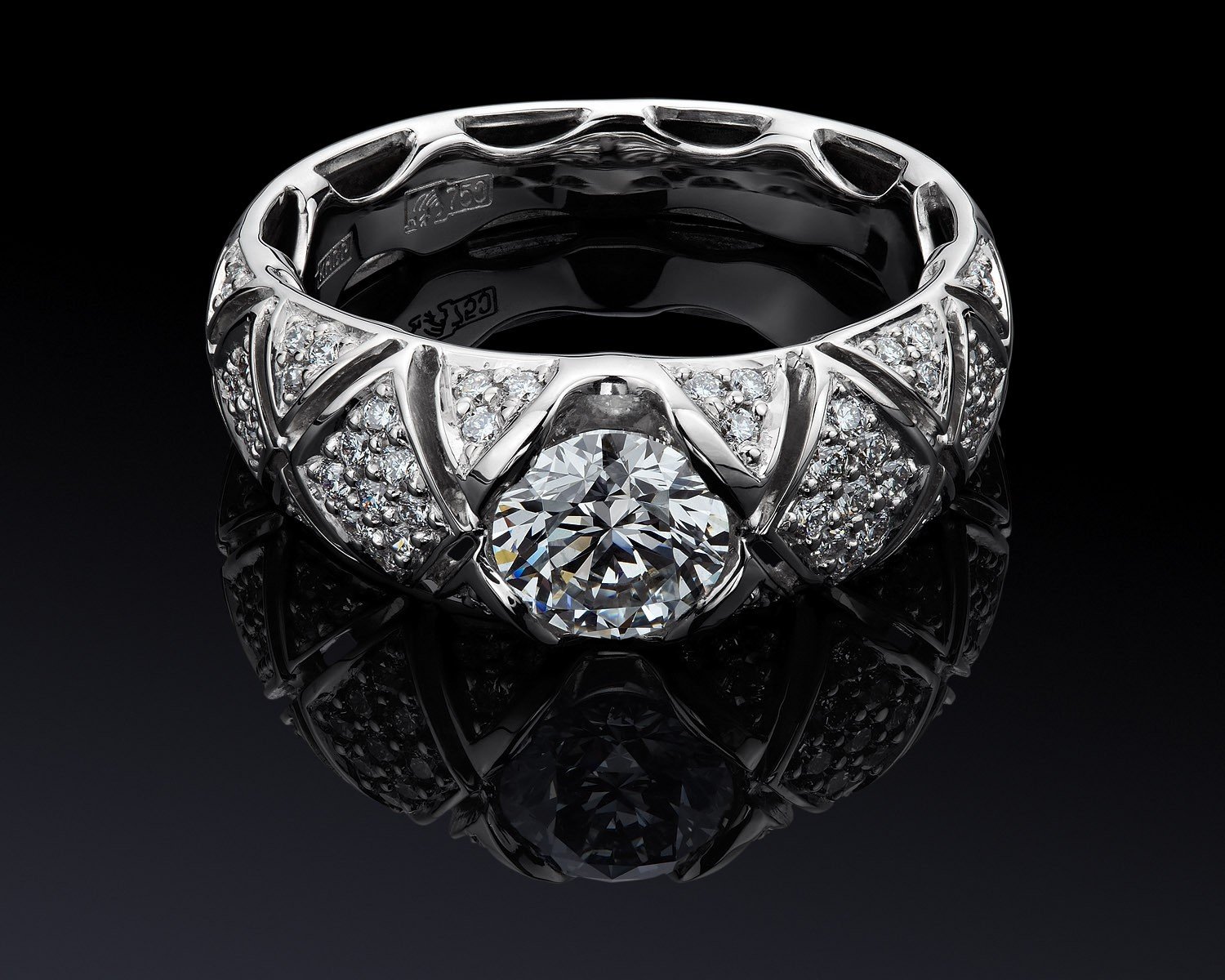 ring diamond dark background shine