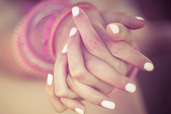 Piękne ręce dziewczyny z manicure