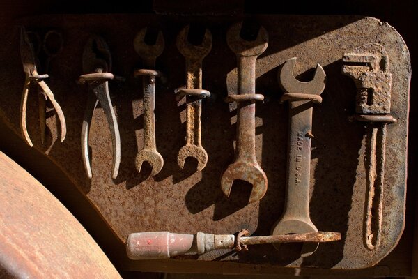 Outils rouillés sur le mur