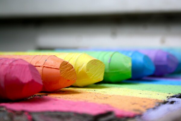 Buntstifte in allen Farben des Regenbogens