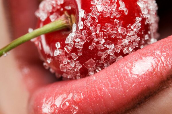 Cerise dans le sucre fondant sur les lèvres