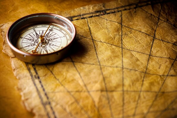Alter Kompass auf der Karte