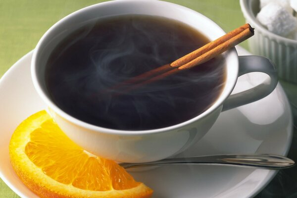 Aromatischer Tee mit Orange und Zimt