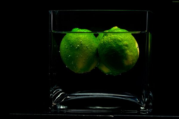 Lima en un vaso de agua clara