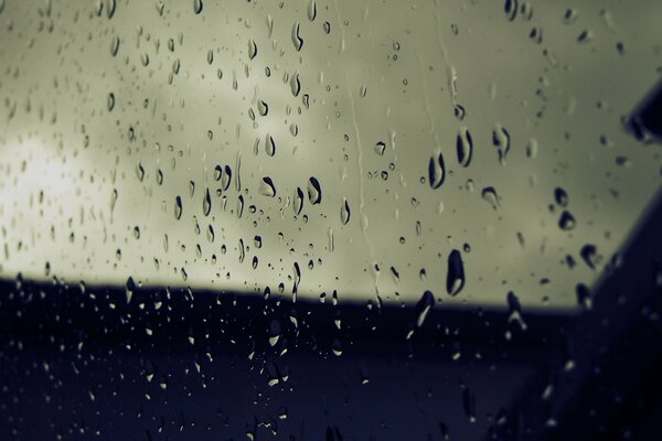 Gotas de lluvia de otoño en el vidrio