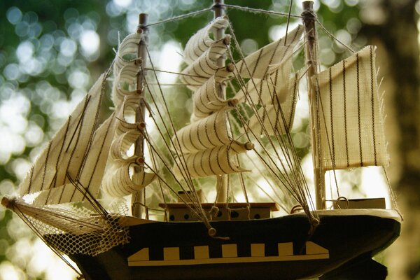 Статуэтка макет корабля с парусами