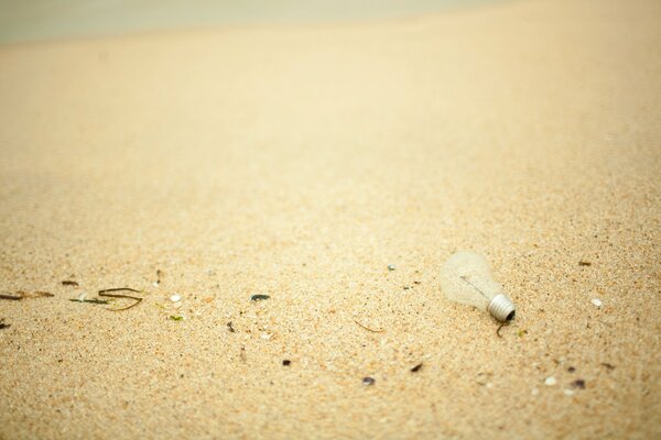 La lampe se trouve sur le sable jaune