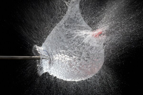 Explosion d un navire avec de l eau en mouvement