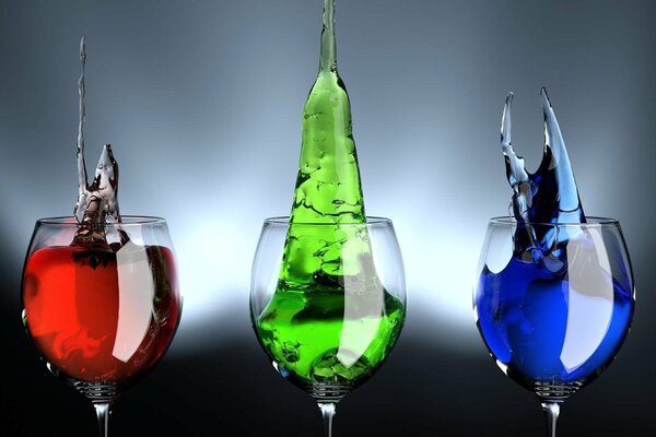 Liquido colorato nei bicchieri. Colore