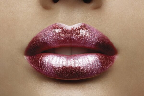 Lippen der Frauen mit Lippenstift bemalt