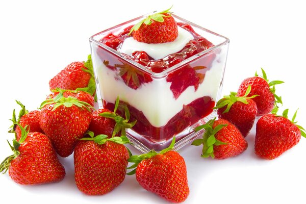 Dessert fraise à la crème dans un verre transparent