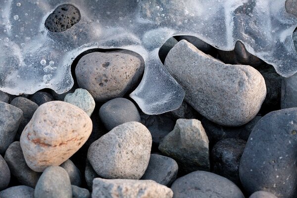 Mince glace fragile sur les rochers