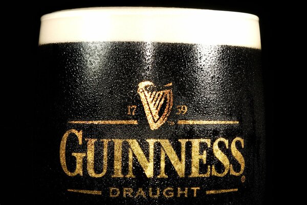 Marca de cerveza Guinness sobre fondo negro