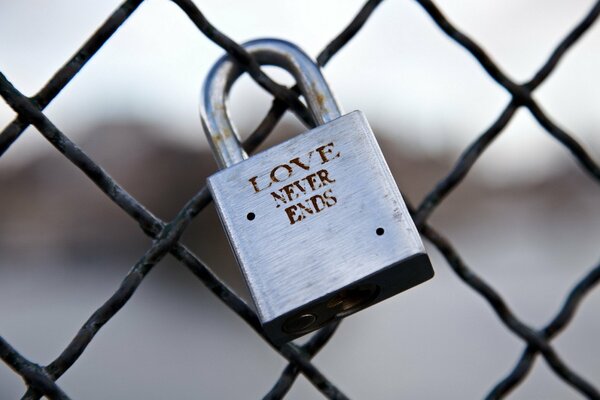 Wedding lock on a steel lattice