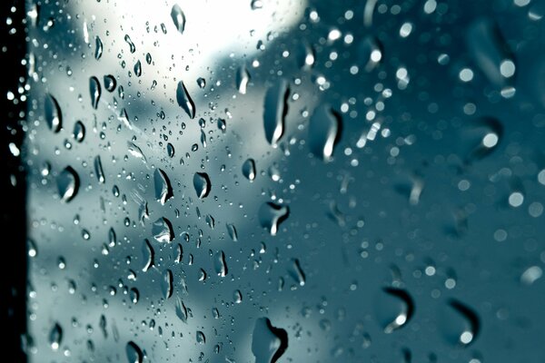 Gouttes de pluie sur verre macro