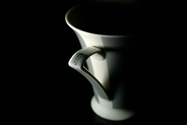 Elegante foto de la taza en tonos negros