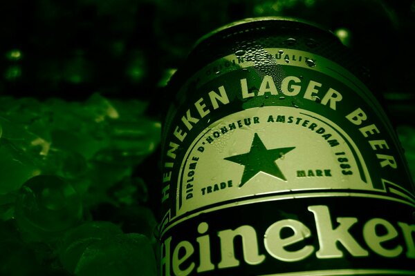 Cerveza Heineken en una lata de hierro