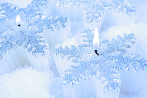 Hermosas velas blancas en la nieve blanca Odin