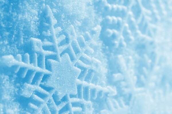 Copos de nieve azules en la ventana en invierno