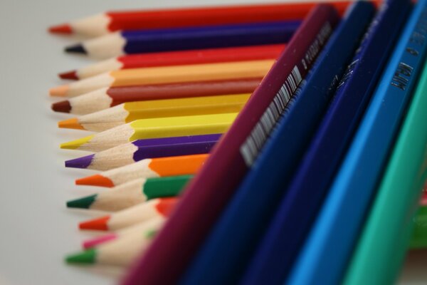 Ensemble de crayons de couleur avec code à barres
