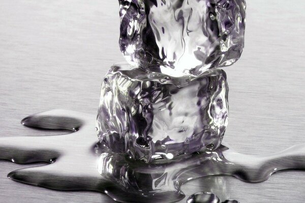Das kristallklare Eis schmilzt und verwandelt sich in Wasser