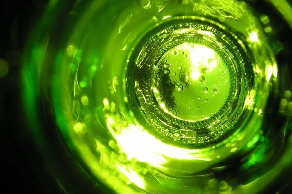 Luz que pasa a través del vidrio de la botella verde