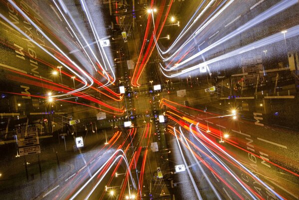 El bullicio de la ciudad faros en el tráfico carretera