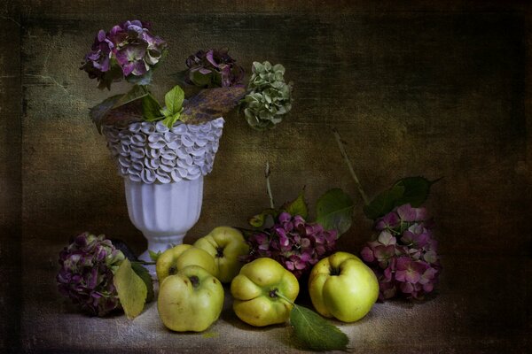 Natura morta retrò con vaso di fiori e mele