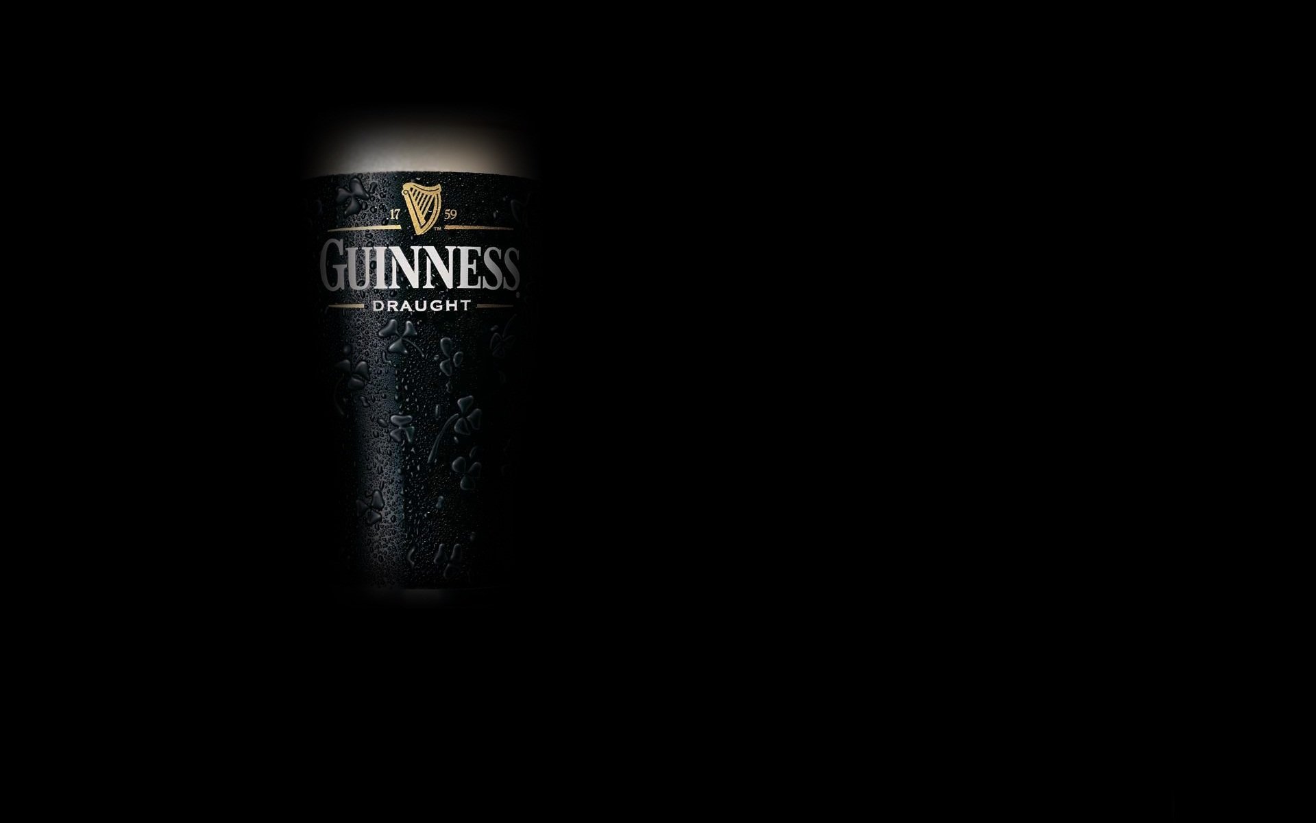 guinness cerveza vaso fondo oscuro gotas frío