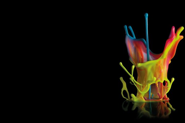 Schwarzer Hintergrund, Spritzer Farbe