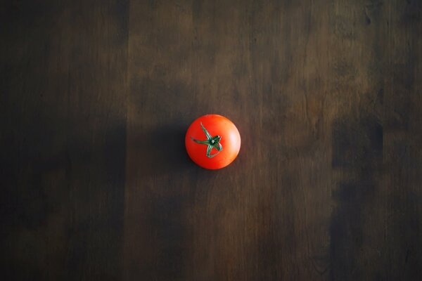 Foto Minimalismus, Tomate auf strukturiertem Hintergrund