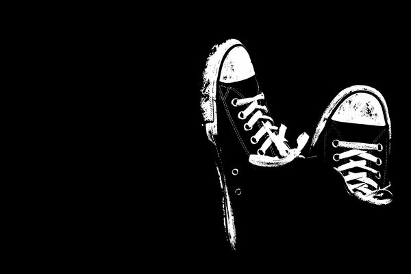 Sneakers nere su sfondo nero