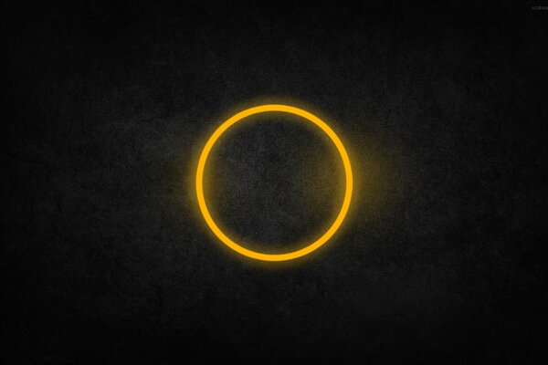 Żółty pierścień na czarnym tle