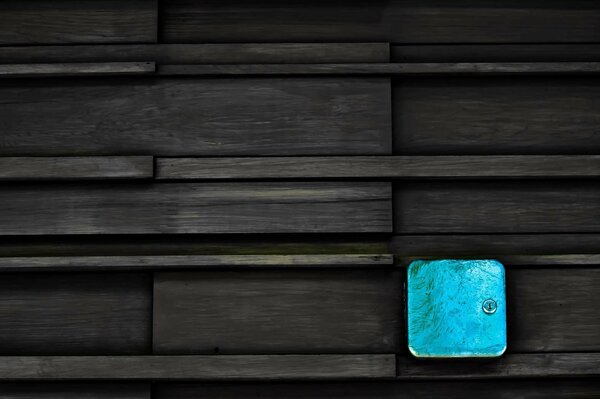 Caja azul en madera oscura