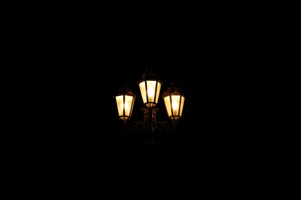 La lumière des lanternes dans la nuit profonde