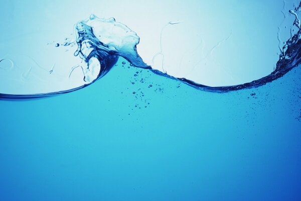 Ein Spritzer kristallblaues Wasser und ein Spritzer