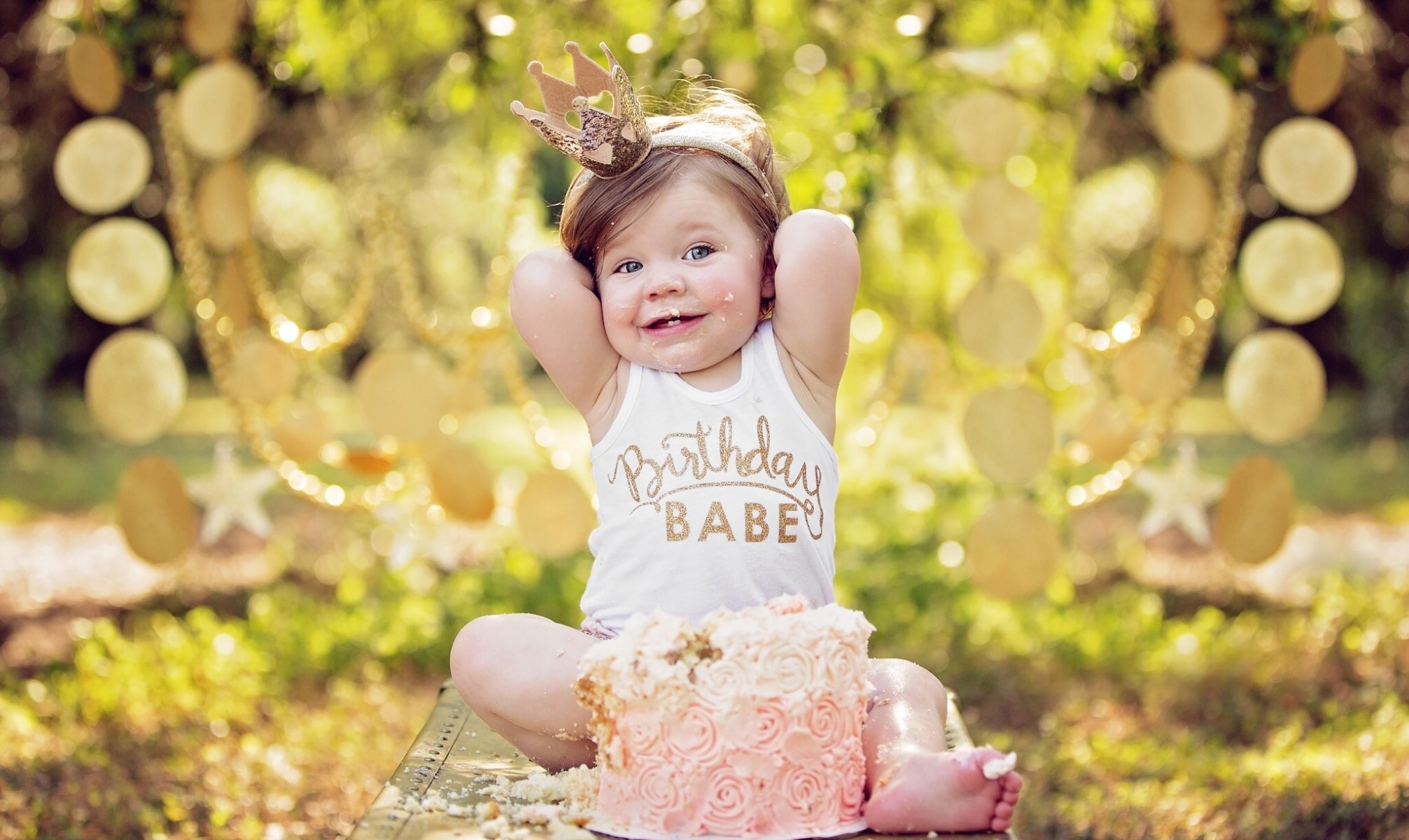 niña cumpleañera cumpleaños pastel corona princesa estado de ánimo