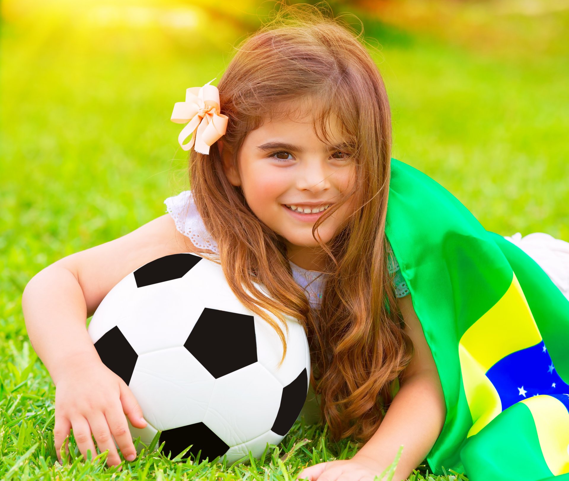 verano niña bandera pelota fútbol