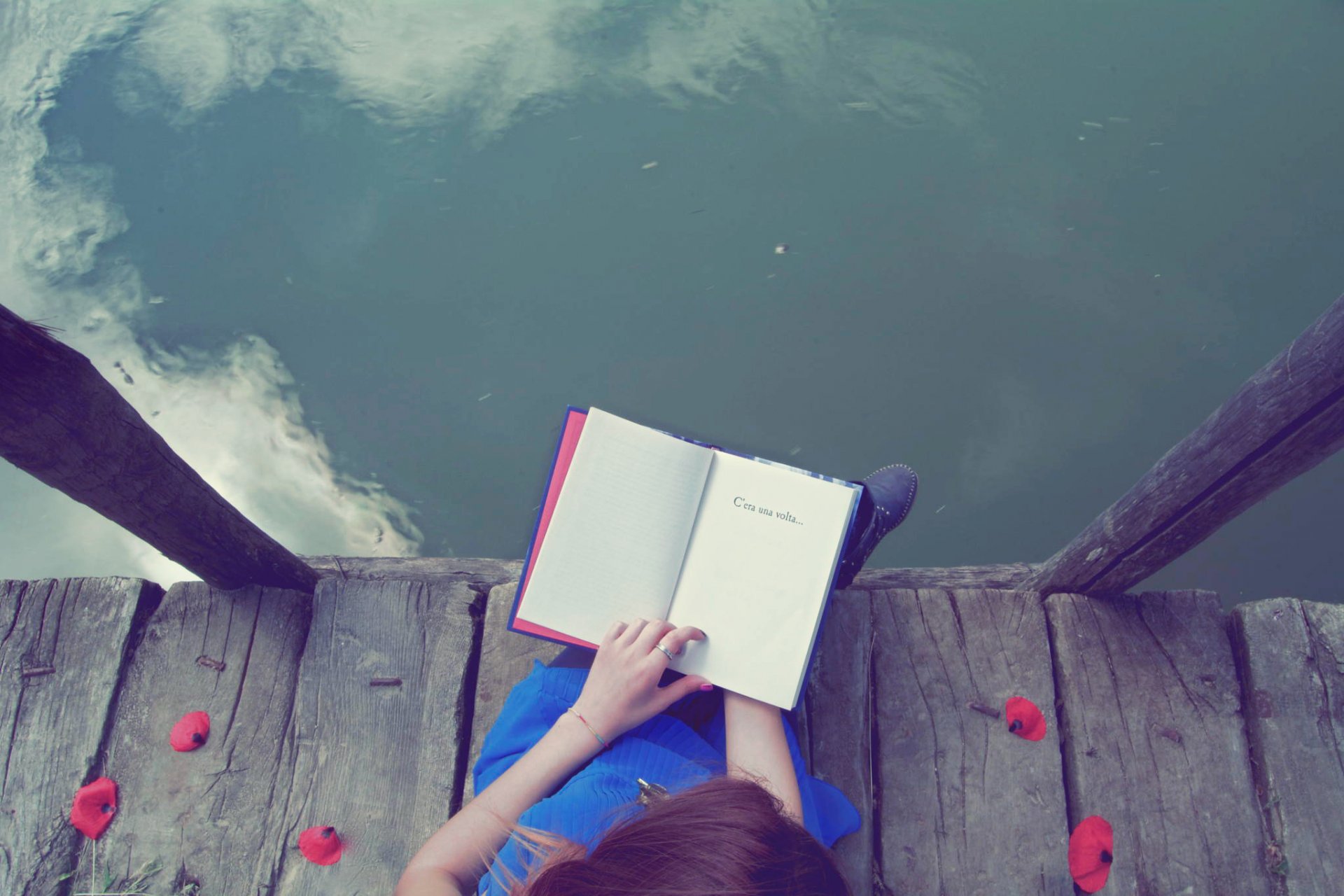 ragazza libro acqua corrente