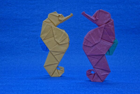 Origami aus Papier in Form von Seepferdchen