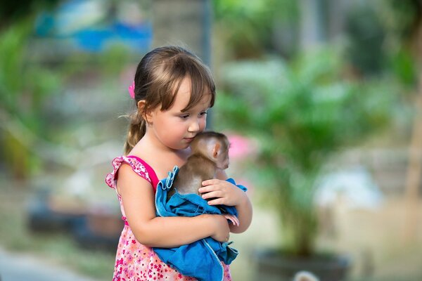 La niña devuelve a la tienda el bebé equivocado