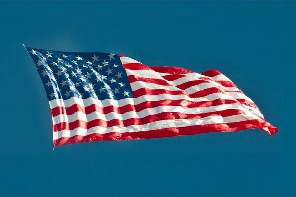 La bandera de Estados Unidos ondea contra el cielo