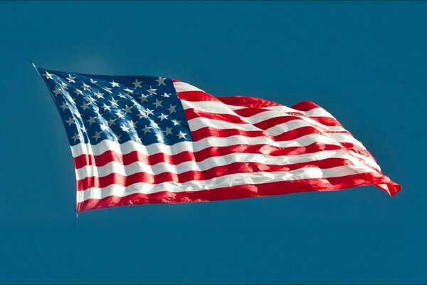 Флаг США развевается на фоне неба