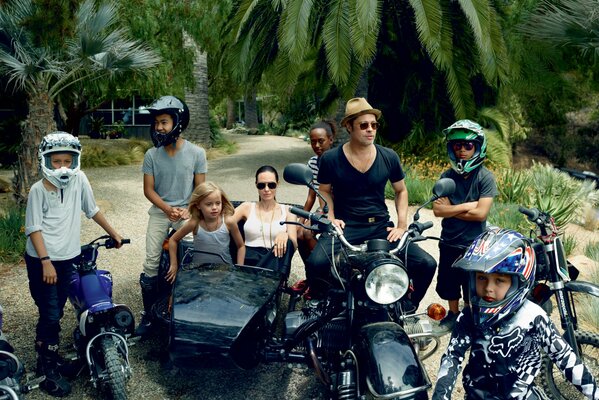 Angelina Jolie y Brad Pitt con su familia en una motocicleta